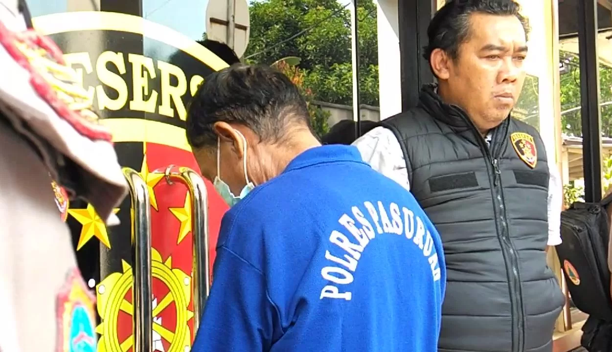 AW alias Mbah Jon saat ditunjukkan dihadapan awak media (BM)