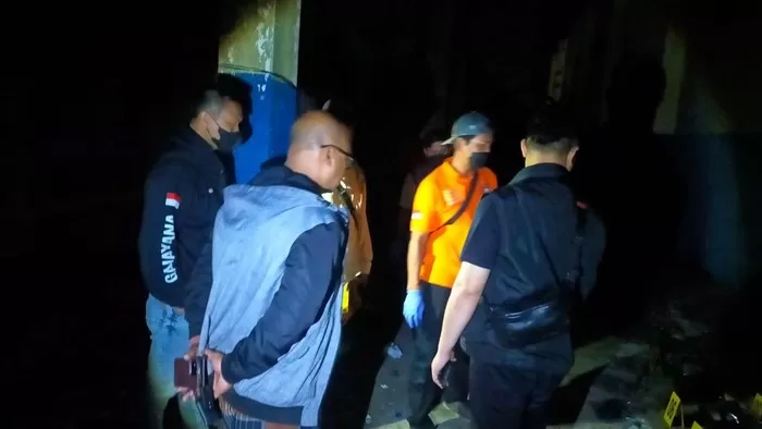 Pihak Kepolisian saat melakukan olah TKP.