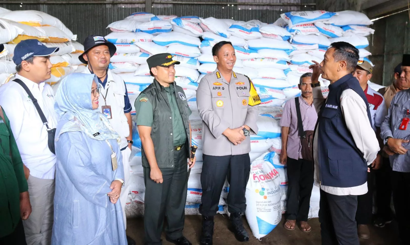 Forkopimda Kota Malang, saat berdialog dengan salah satu pemilik Kios dan KUD Pupuk Bersubsidi. (Hms for BacainD.com)