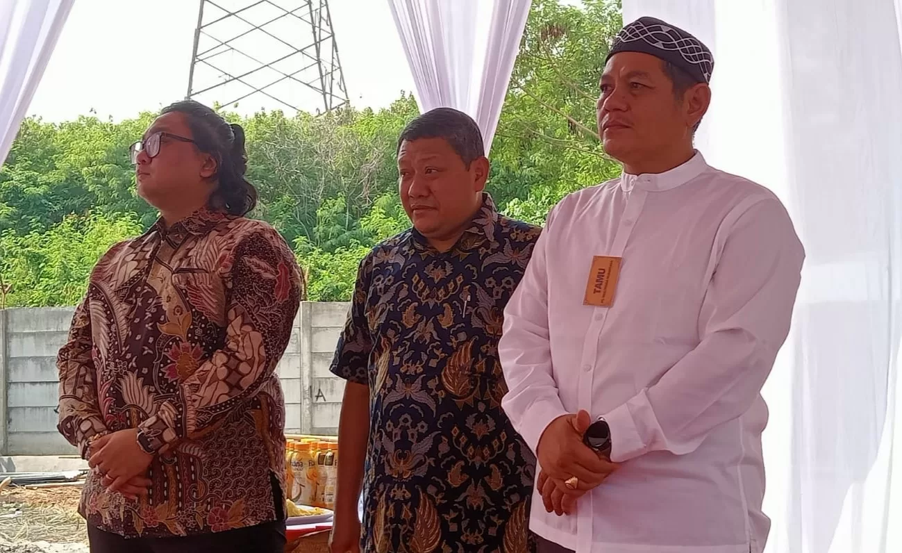 Arif Rahman dan Manager Engineering PT MRN saat acara petelakan Batu Pertama pembangunan Cool Storage.