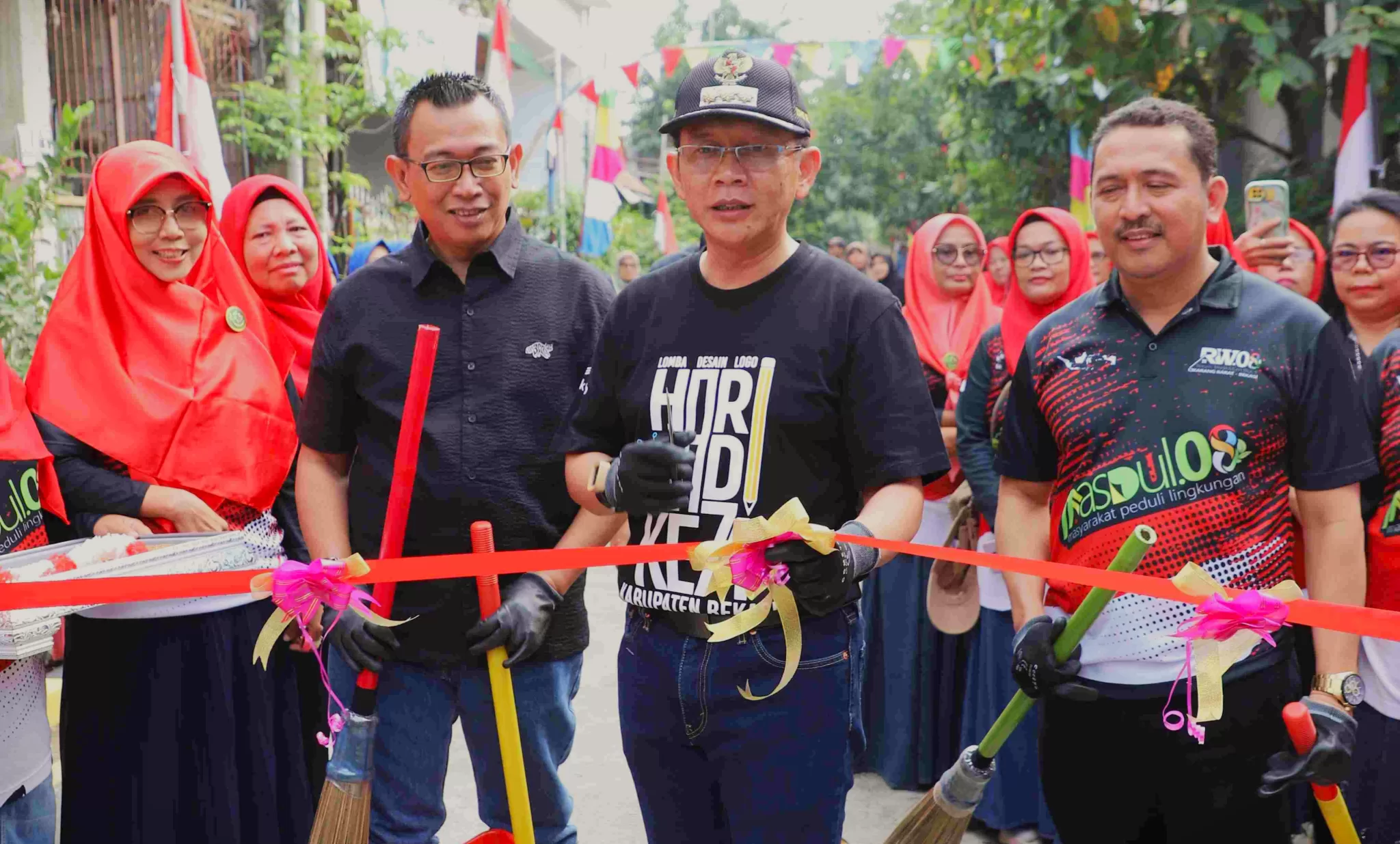 Pj Bupati Bekasi saat memotong pita tanda dimulainya lomba kampung bersih.jpg