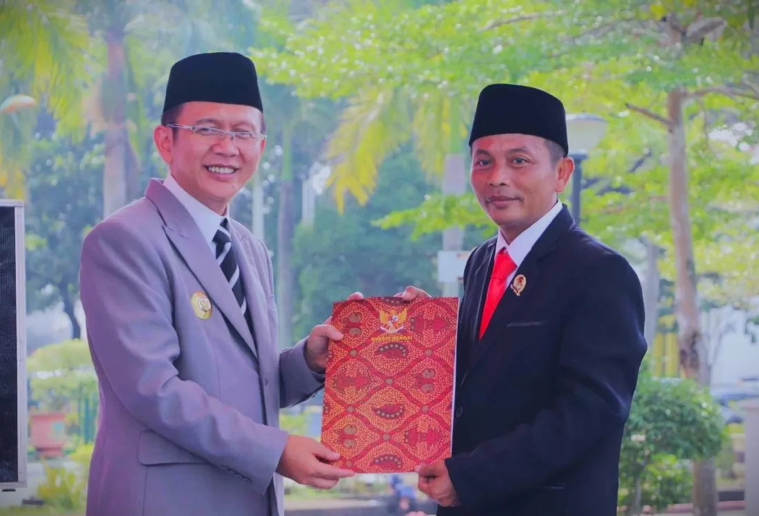 Pj Bupati Bekasi saat menyerahkan SK ke salah satu anggota BPD Kabupaten Bekasi. (Hms for BacainD.com)