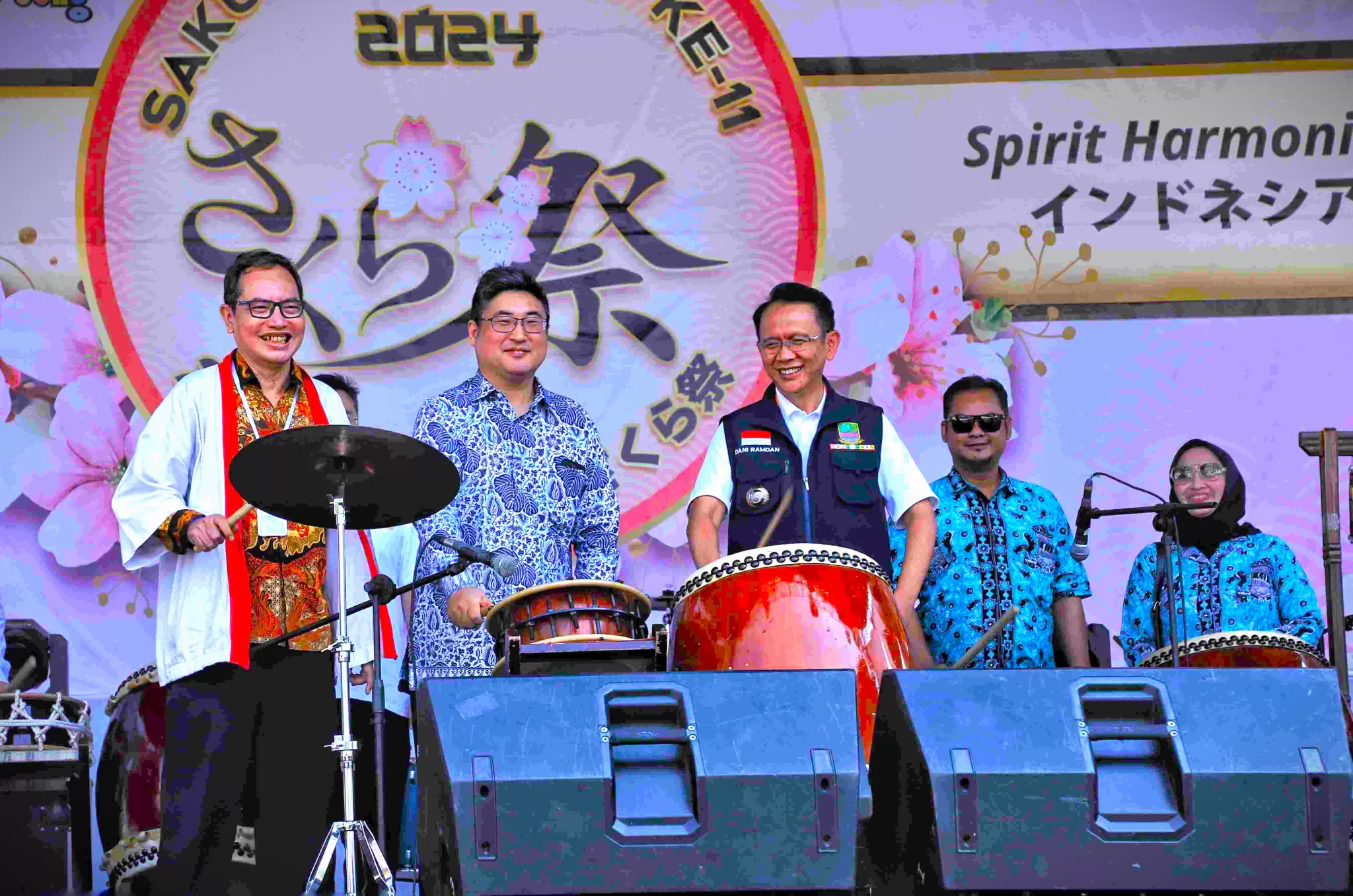 Pj Bupati Bekasi Dani Ramdan, membuka secara langsung kegiatan Festival Sakura Matsuri ke-11, di Hollywood Junction Jababeka, Kecamatan Cikarang Utara. (Hms for BacainD)