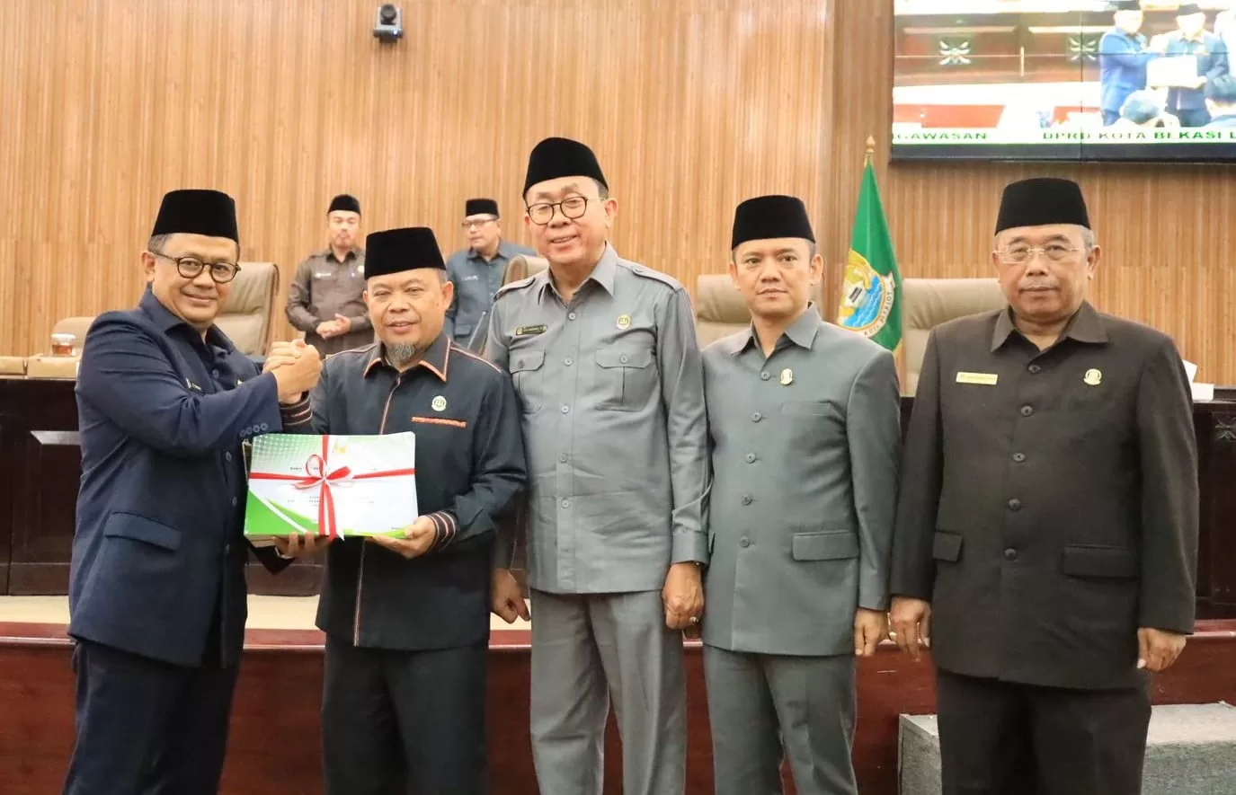 Pj Walikota Bekasi menerima hasil evaluasi dari Banggar DPRD Kota Bekasi. (Hms for BacainD.com)