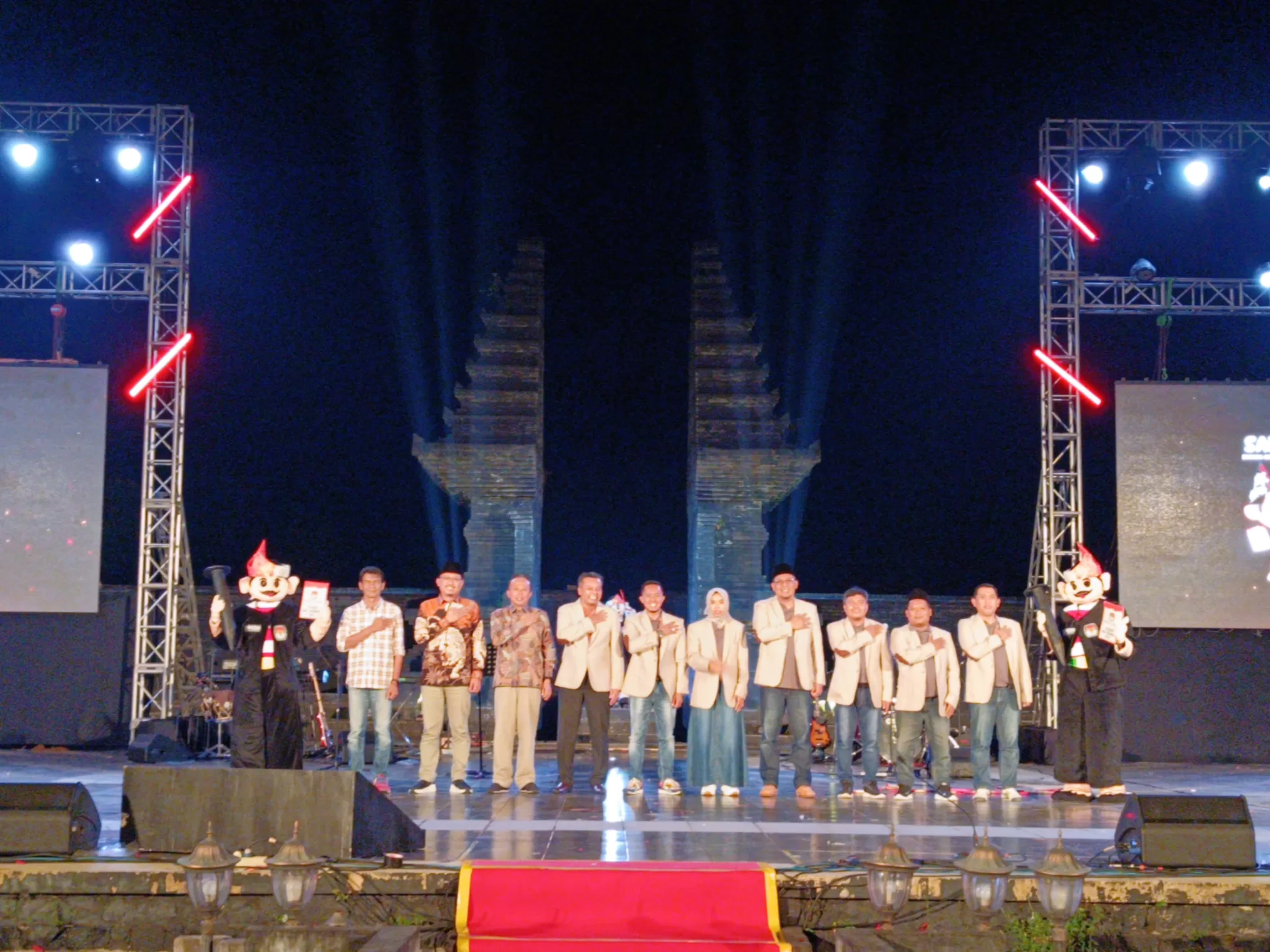 setelah peluncuran maskot sakera dan jinggle, Komisoner KPU foto bersama dengan tamu undangan (BM)