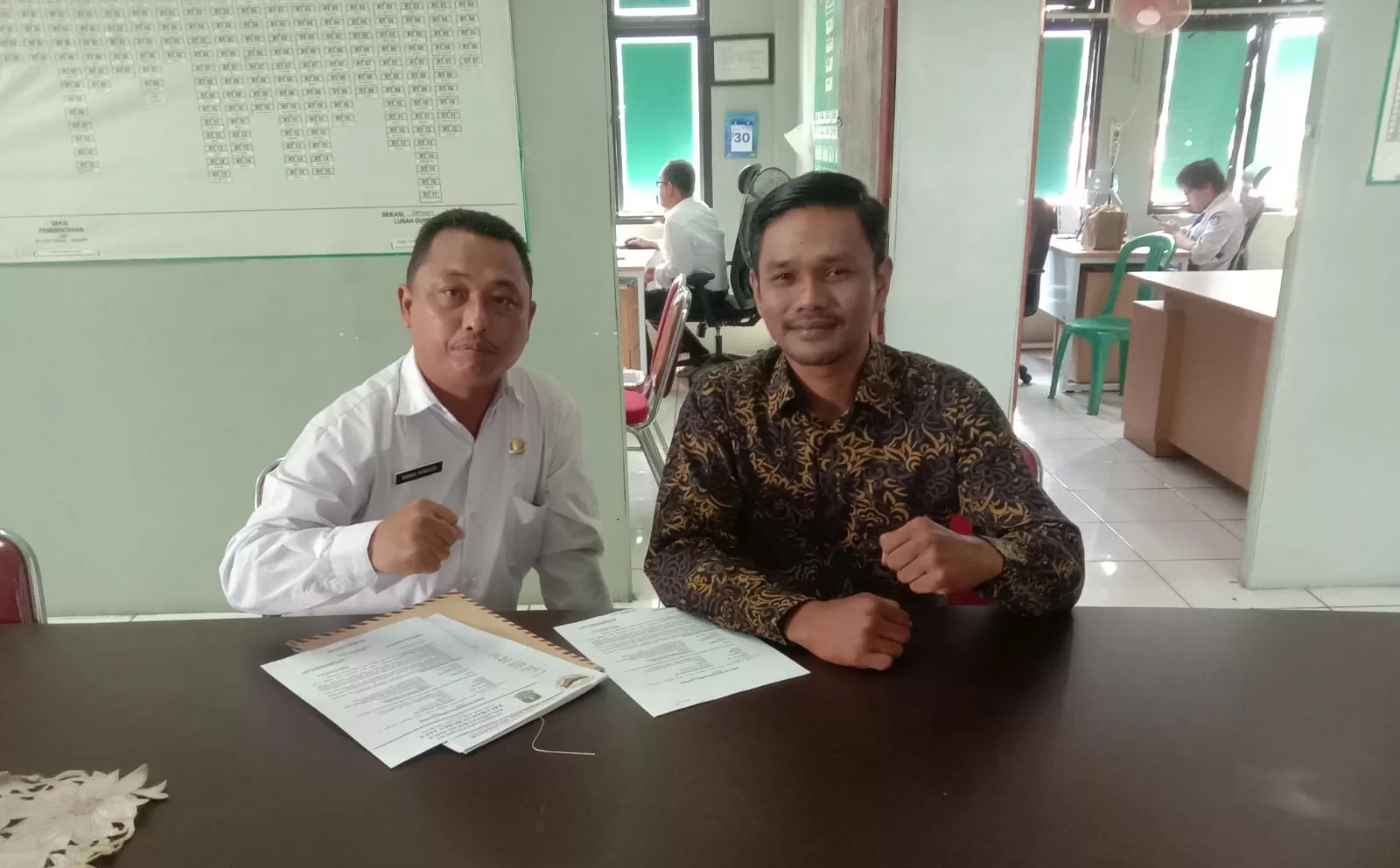 YLBH GKI saat berada di Kantor Kelurahan untuk mengurus SK Domisili. (YLBH GKI for BacainD.com)