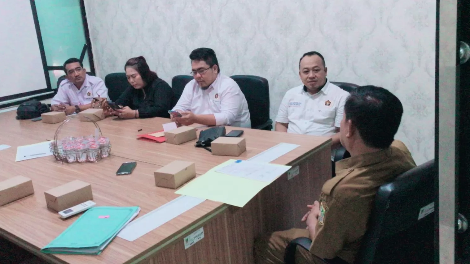 Ade Muksin saat berdialog dengan pihak Bakesbangpol Kabupaten Bekasi. (Dok. PWI)