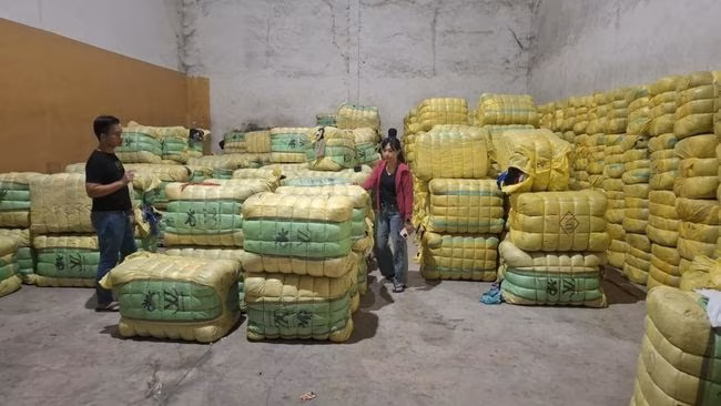 Amankan 3.332 Ballpres Pakaian Bekas, Barang Impor Ilegal. (Ist)