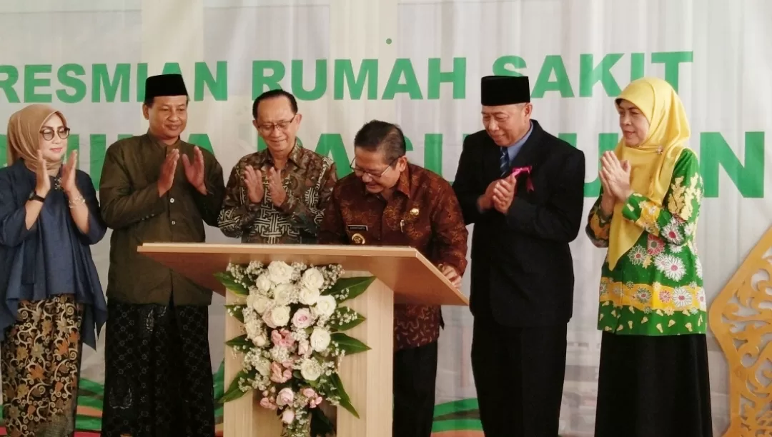PJ Bupati Pasuruan saat menandatangani prasasti peresmian RS Hermina. (BM)