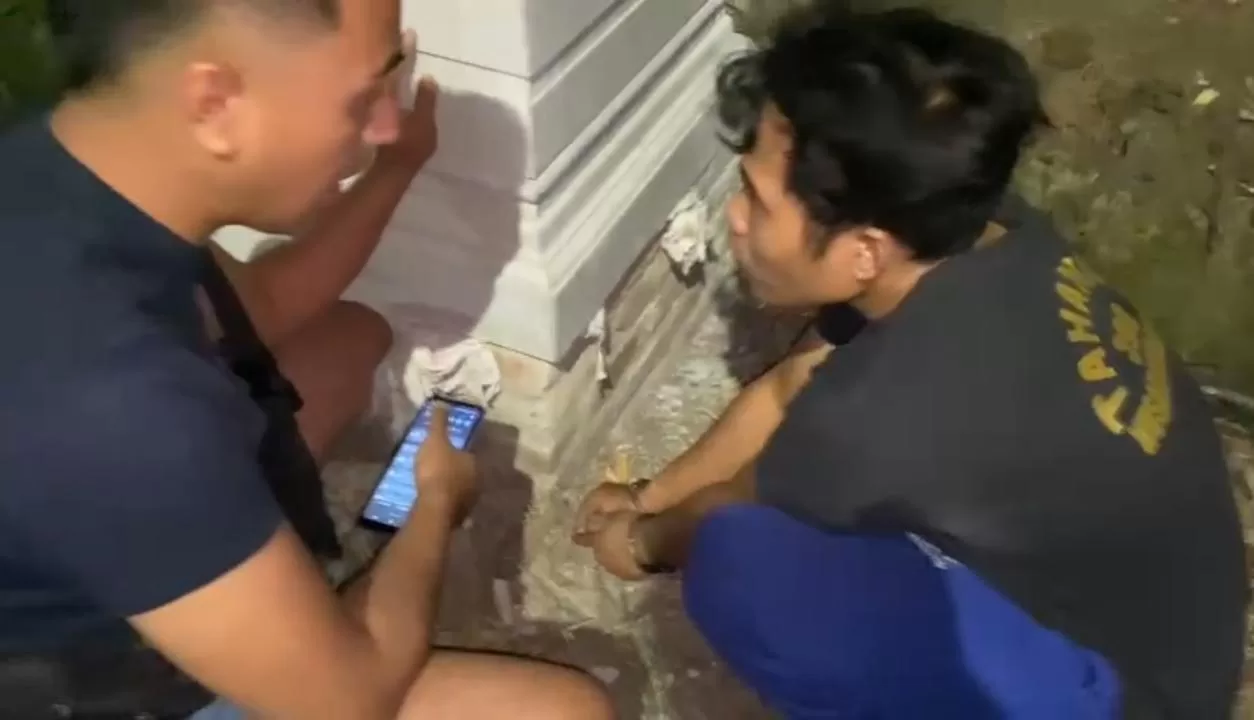 polisi meminta tersangka menunjukkan sabu yang di pakai sistem ranjau. (SS ist)