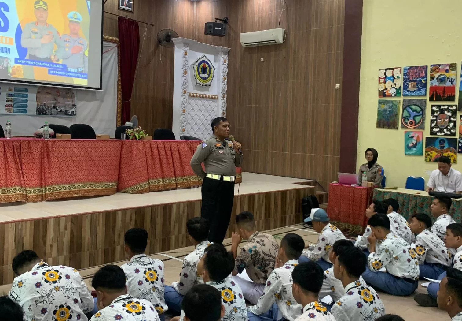 Kanit Kamsel Satlantas Polres Pasuruan Iptu Joko Suseno saat memberikan materi Safety Riding ke siswa-siswi (humas)