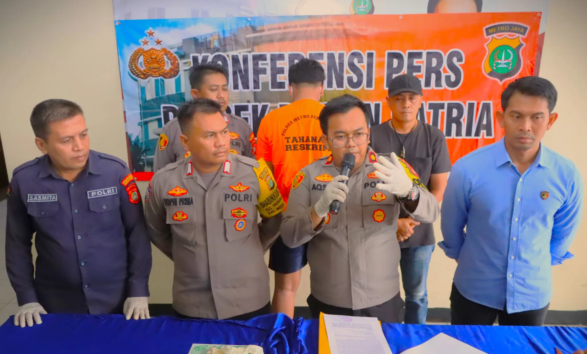Kapolsek Medan Satria (pegang Microphone) dan Bripka Yophi saat memberikan keterangan kepada awak media. (Hms Polsek for BacainD.com)