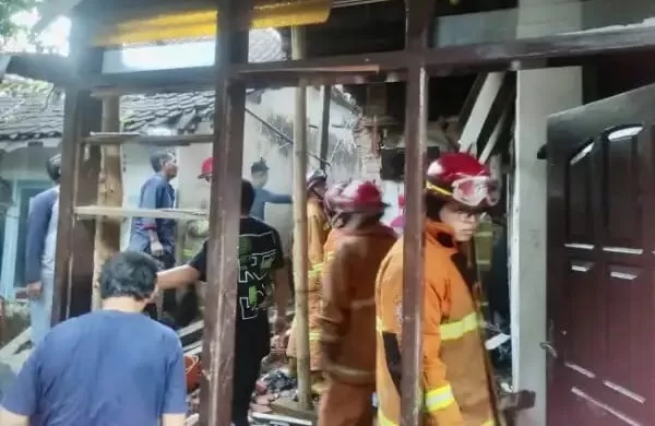 Tampak tim dari Pemadam Kebakaran bersama warga saat melihat kondisi rumah korban. (Captur video Ist)