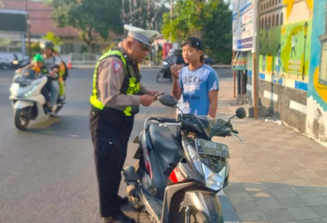 Tak Menggunakan Helm, Pengendara roda dua ini Ditilang Polisi. (BM)