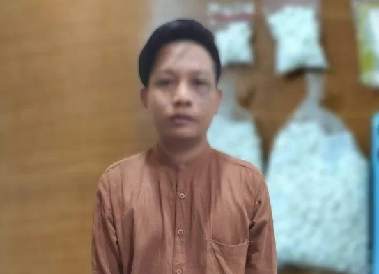 Pemuda Probolinggo yang berprofesi sebagai pengepul bawang ini, nyambi jual pil koplo. (Hms for BacainD.com)