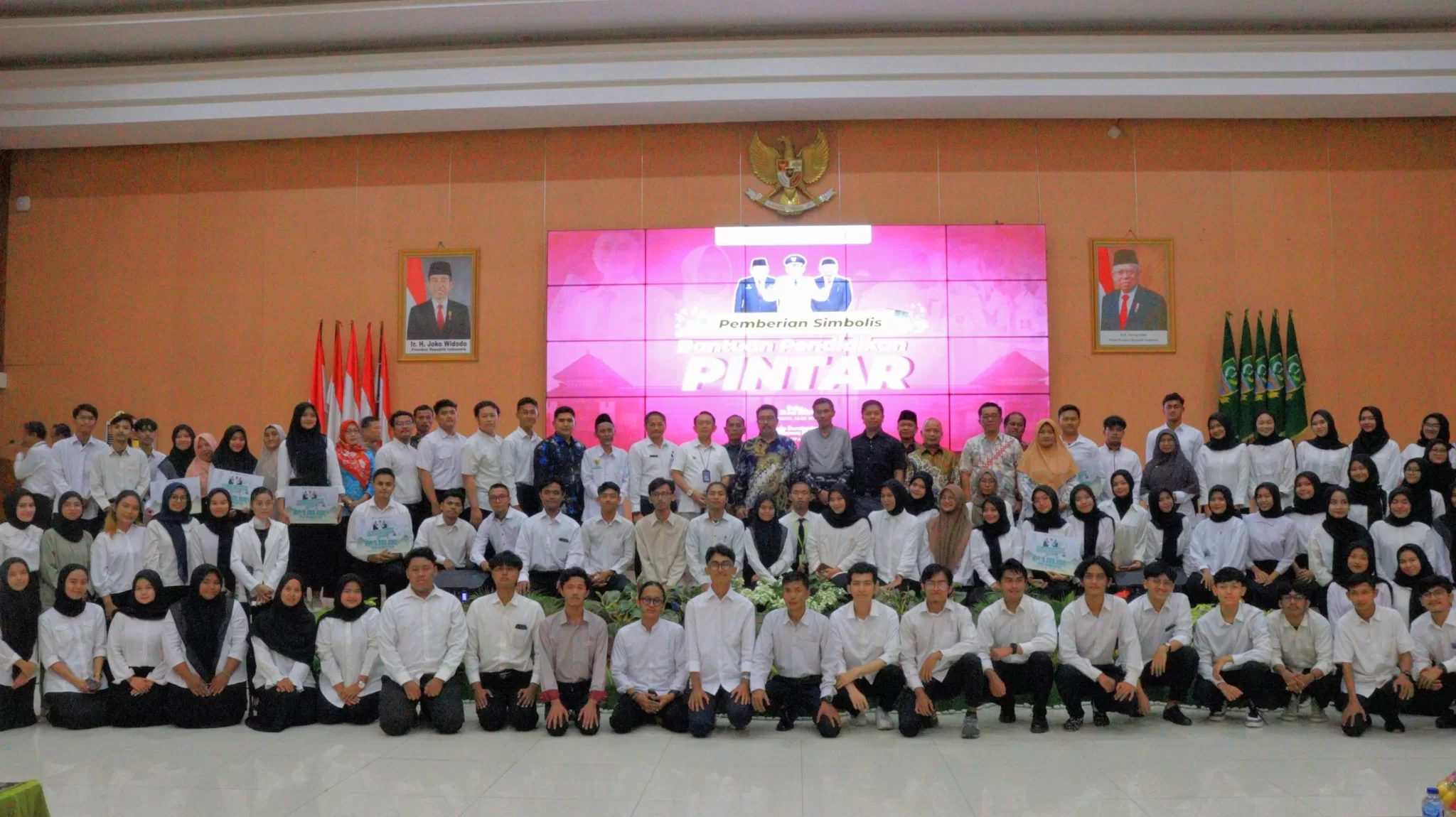 Pj Bupati Bekasi saat foto bersama dengan penerima beasiswa Bapin. (Hms for BacainD.com)