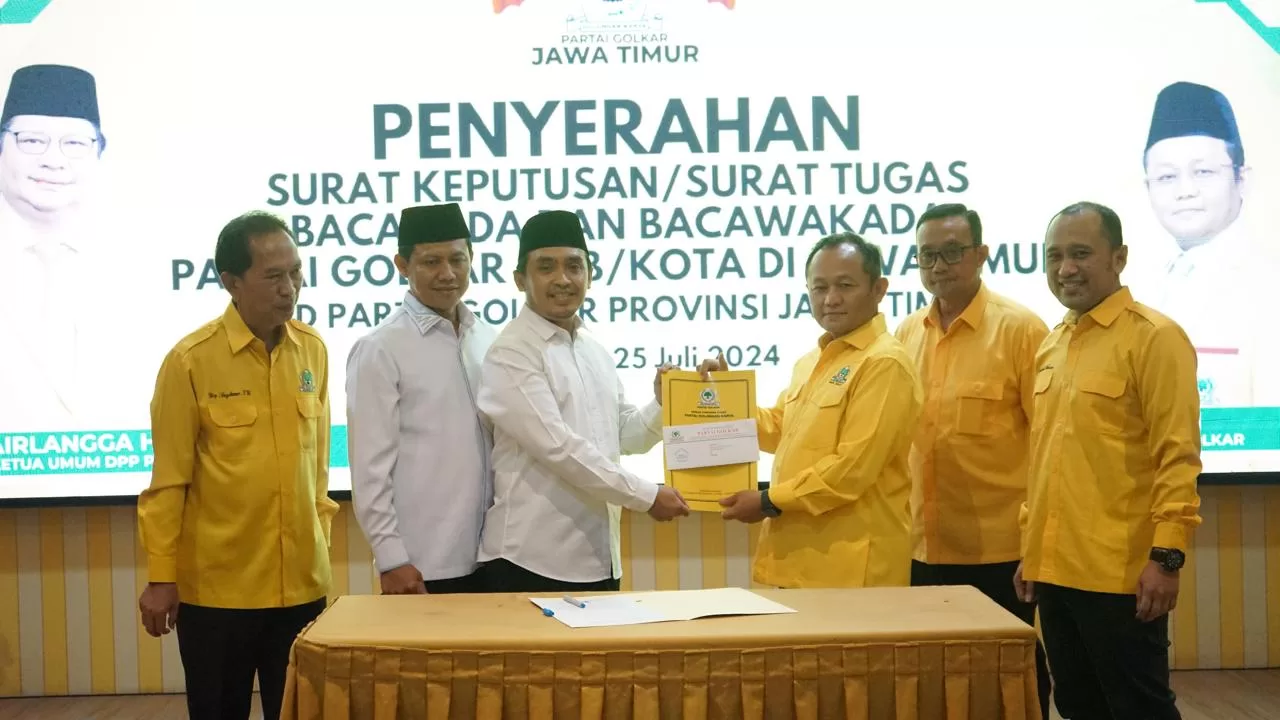 Adi-Nawawi saat mendapatkan surat tugas dari DPP Golkar.