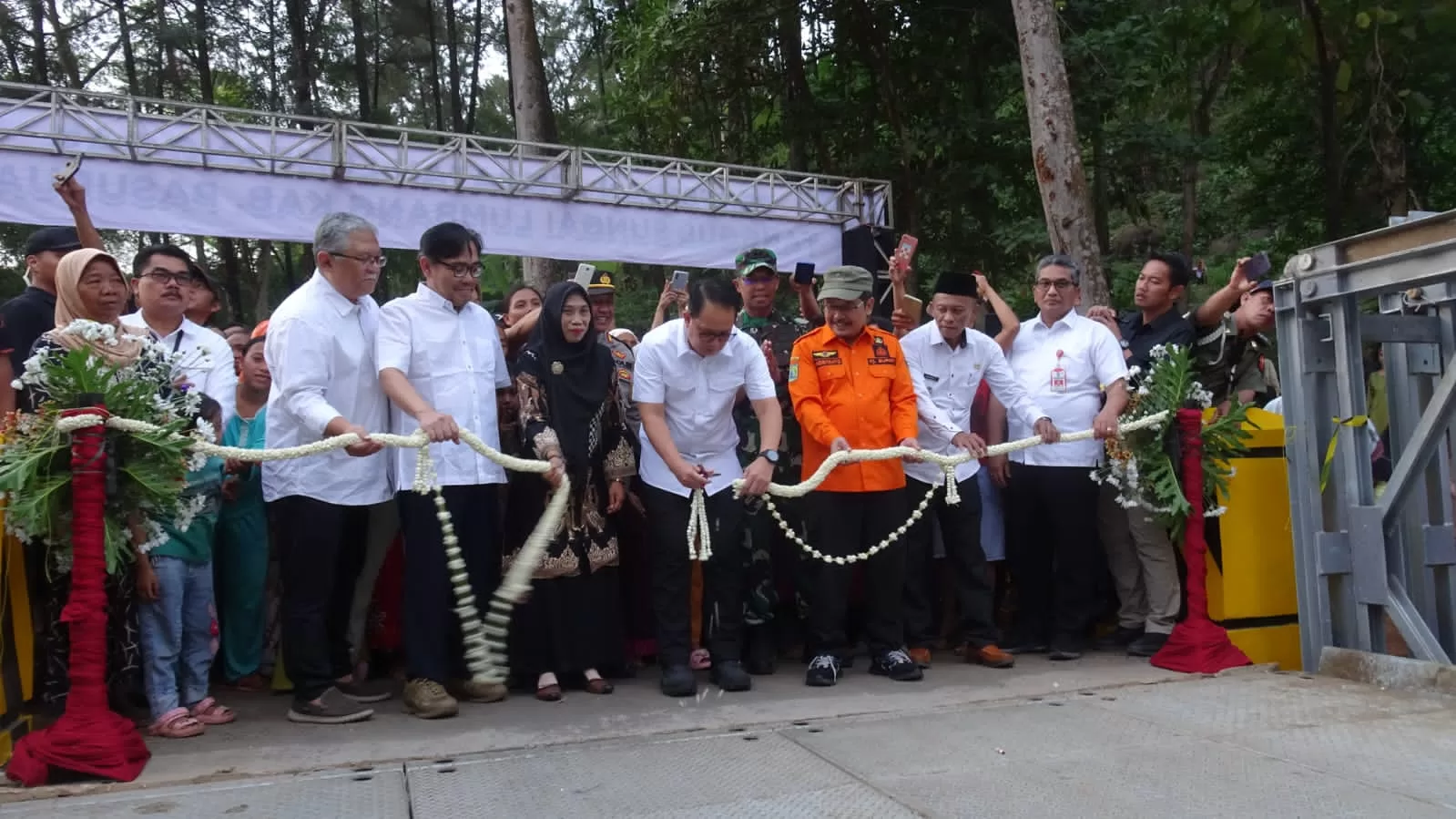 PJ Gubernur didampingi PJ Bupati serta Stake holder saat meresmikam jembatan. (BM)