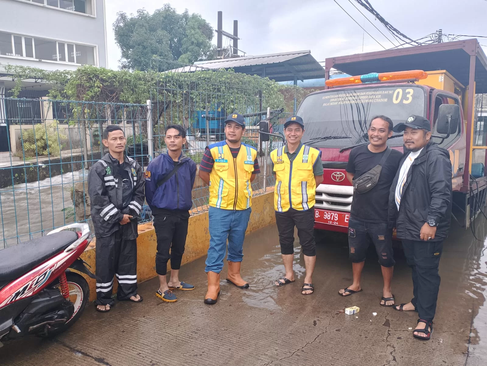 Petugas DBMSDA BBWS Ciliwung-Cisadane, saat memantau ke Lokasi banjir. (Nk2)