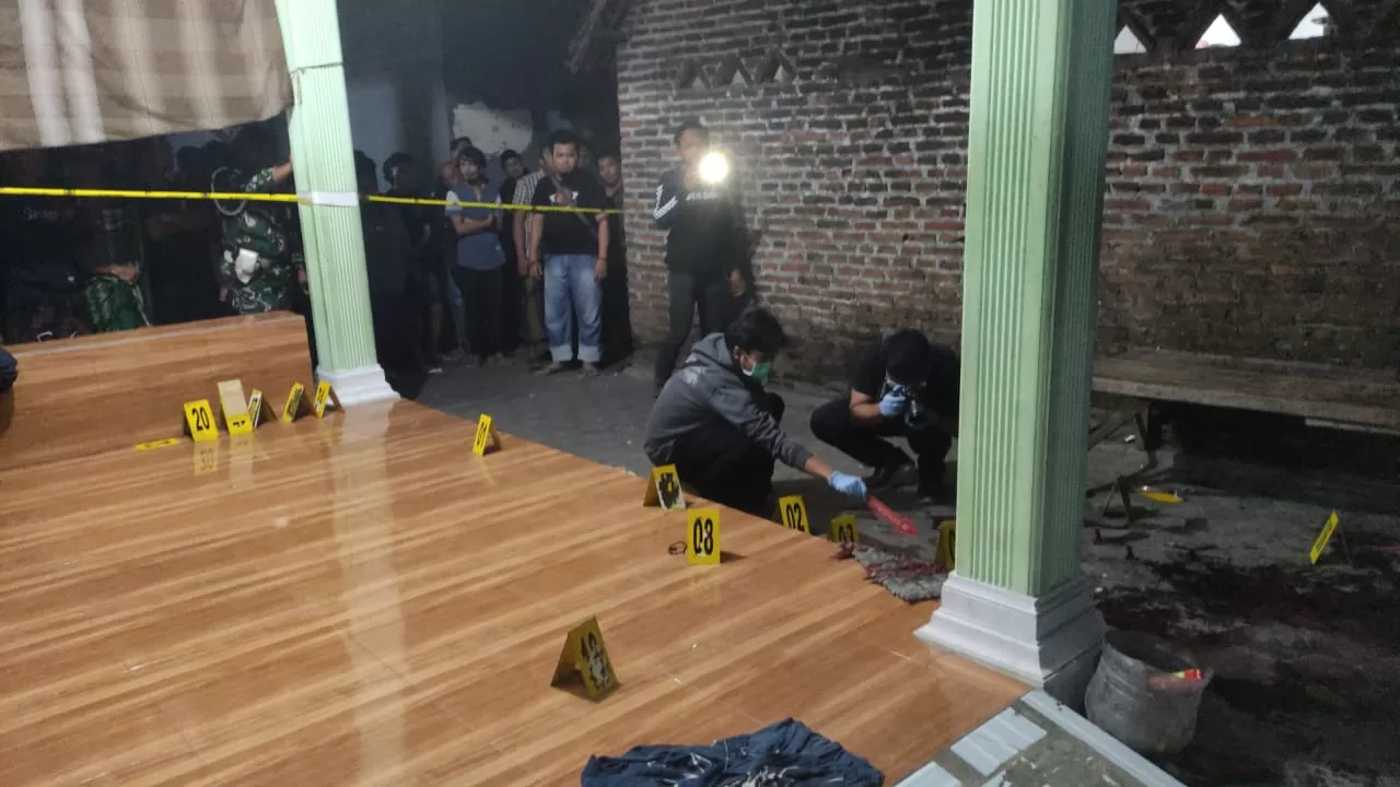 Suasana petugas kepolisian saat melakukan olah tkp (Polsek for BacainD.com)