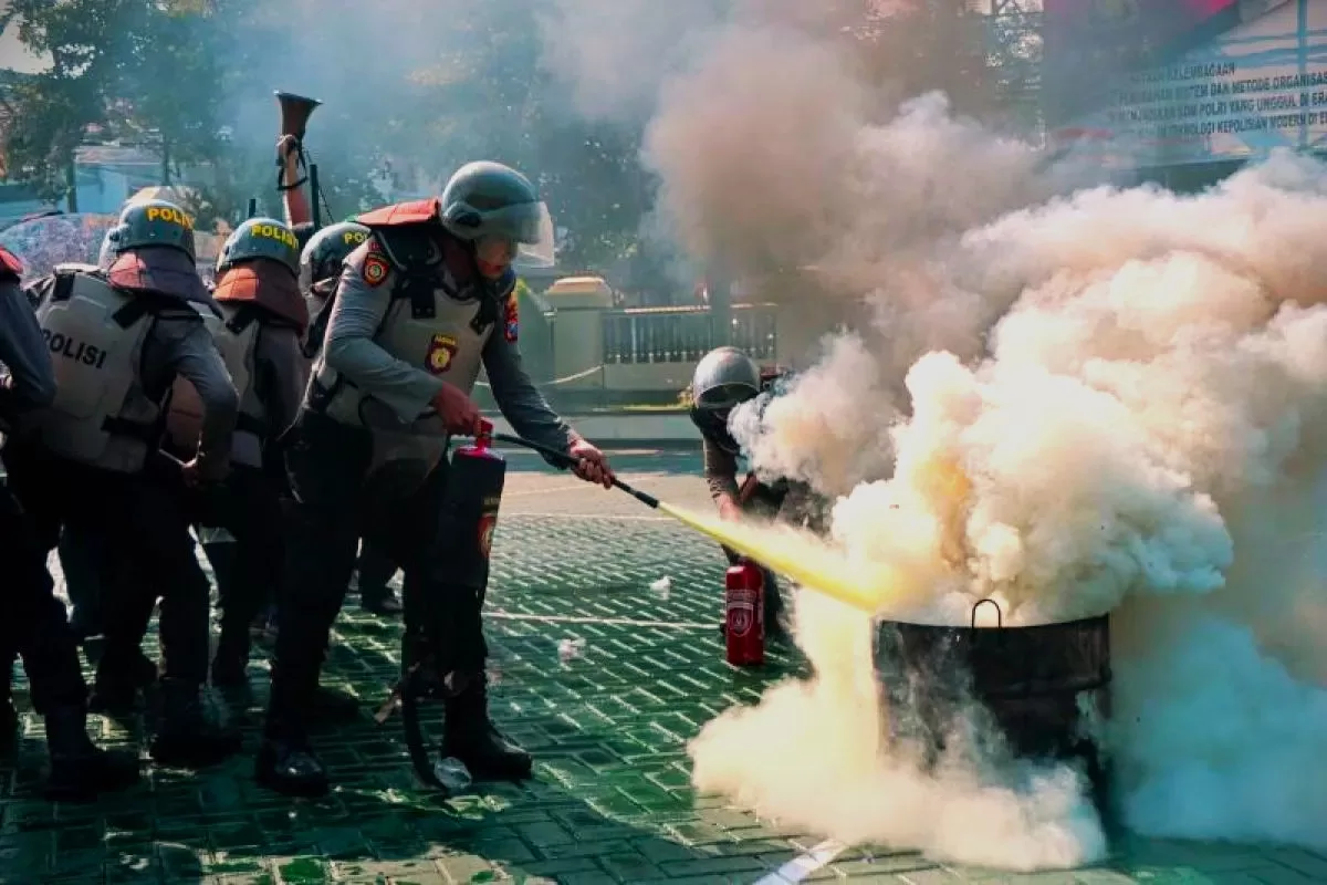 Petugas menggunakan APAR saat memadamkan api di Simulasi Sispamkota. (Hms)