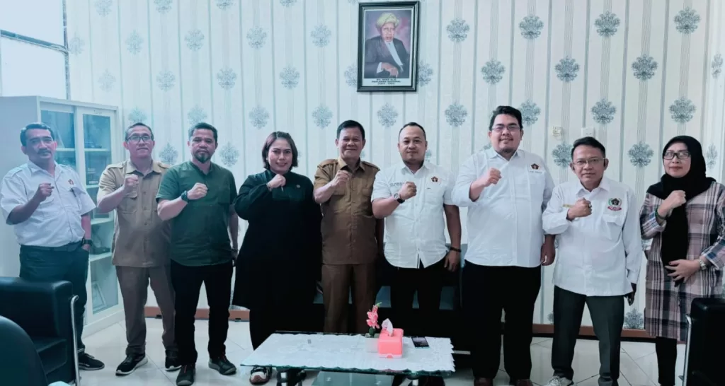 PWI Bekasi Raya foto bersama dengan pihak Bakesbangpol Kabupaten Bekasi. (Dok PWI)