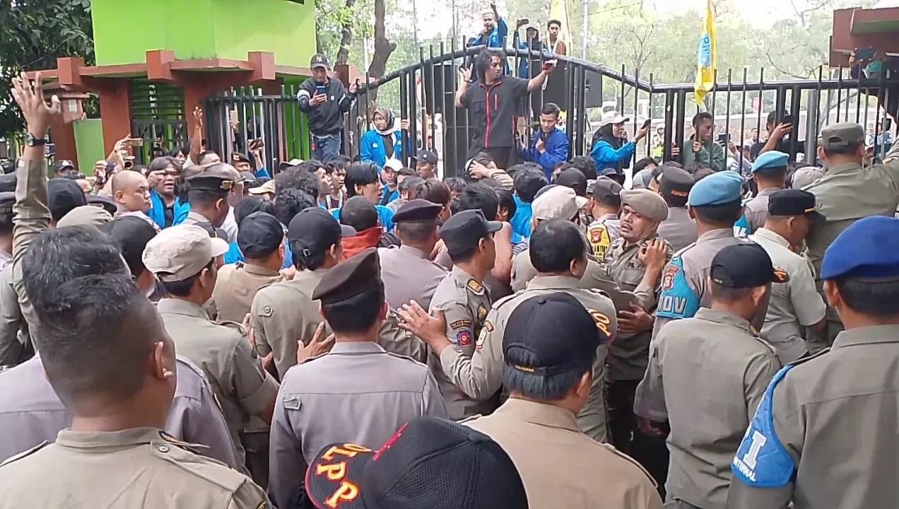 usai Jebol Pagar, Mahasiswa Merangkak Masuk ke Lingkungan Pemkot Bekasi.