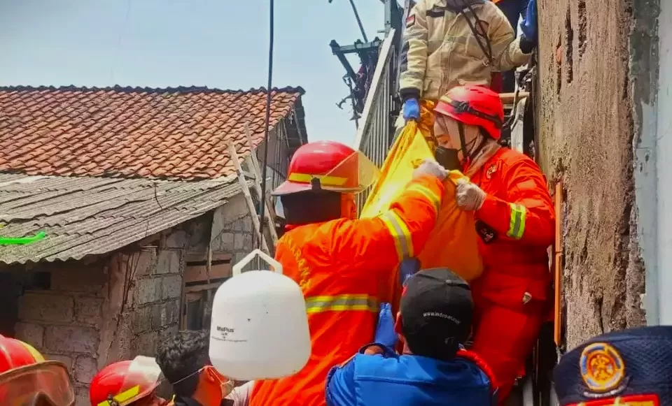 Disdamkarmat Kota Bekasi saat mengevakuasi korban. (ist)