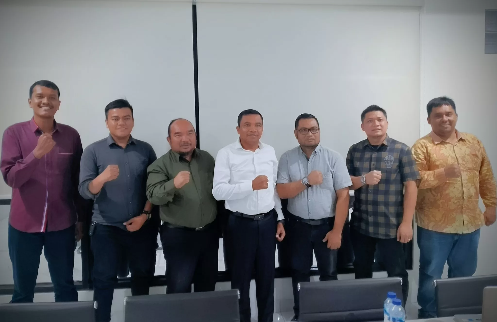 Forum Advokat untuk Demokrasi (FAUD) Kota Bekasi, saat Jumpa Pers di kantor Sekretariat. (khf)
