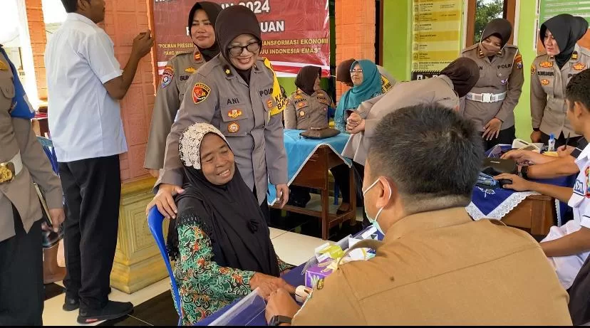 Suasana Polwan saat menyapa warga dalam kegiatan Bhakti Kesehatan (BM)