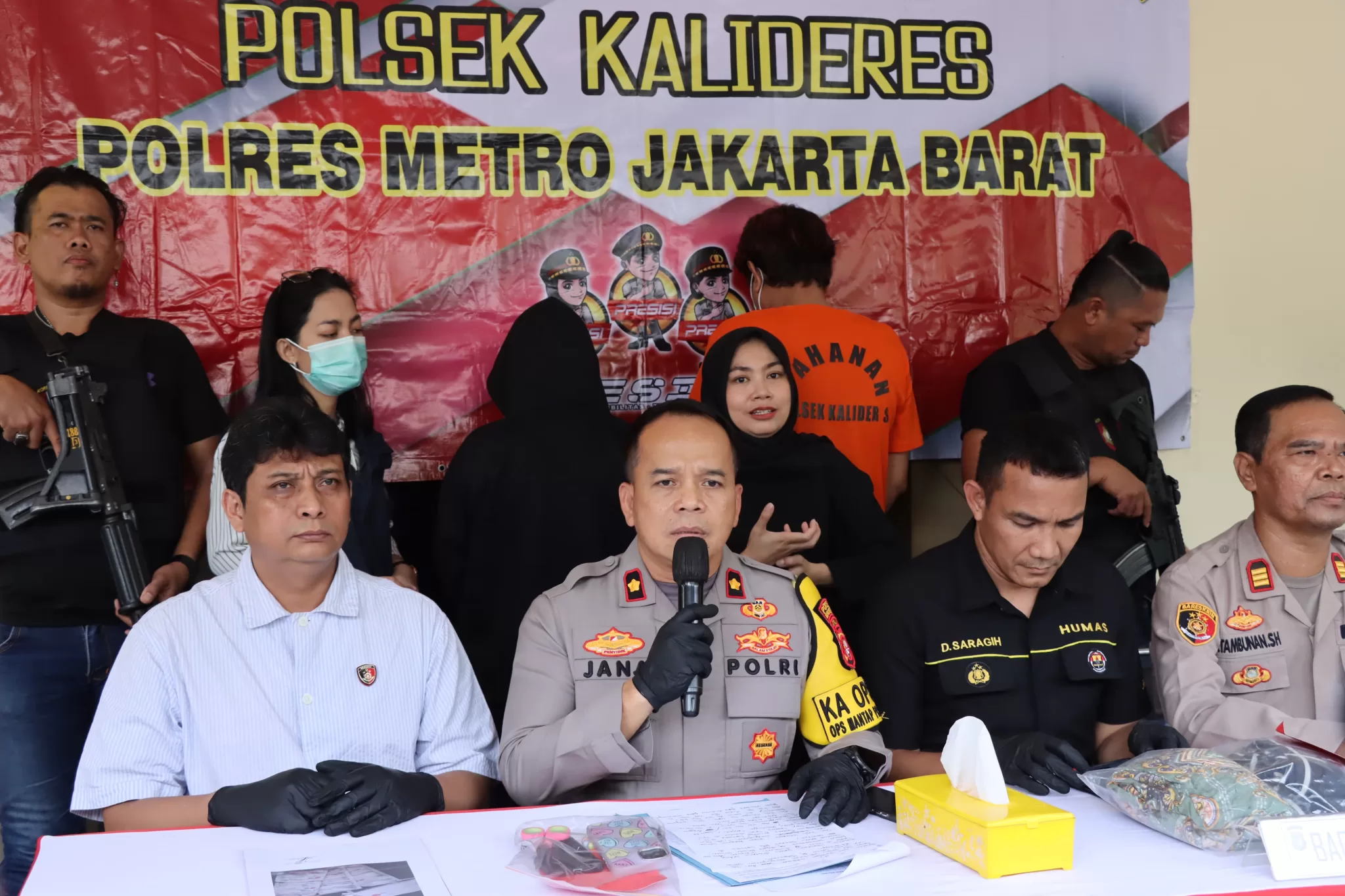 Kapolsek Kalideres saat memberikan keterangan di depan awak media.