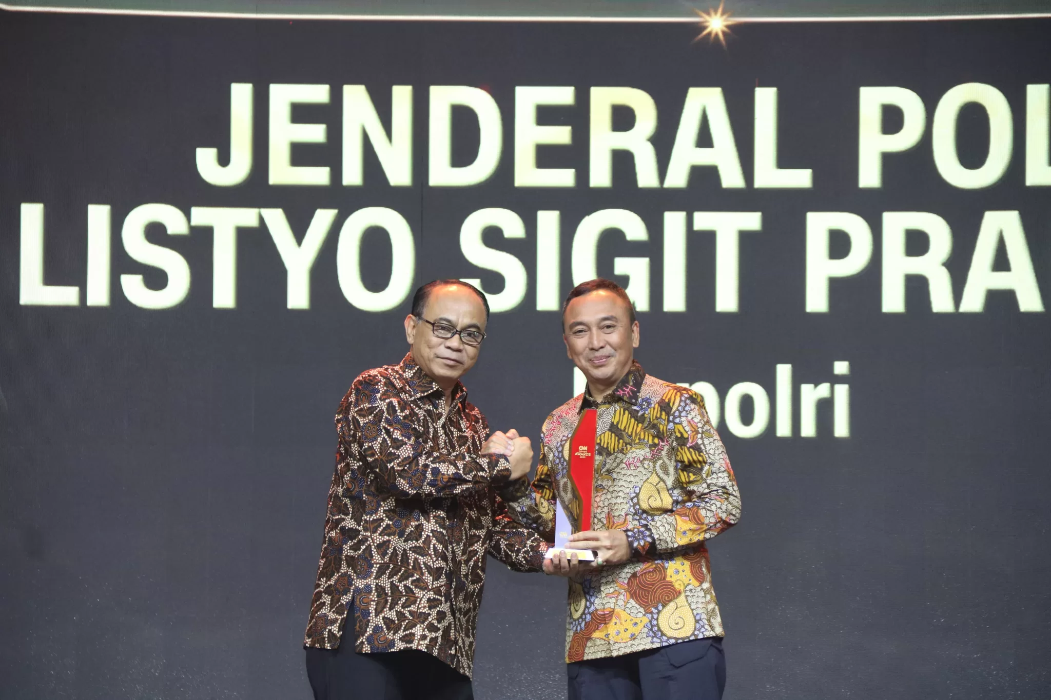 Kapolri Raih Penghargaan Extraordinary Dedication of Patriotism di CNN Indonesia Award. (ist)
