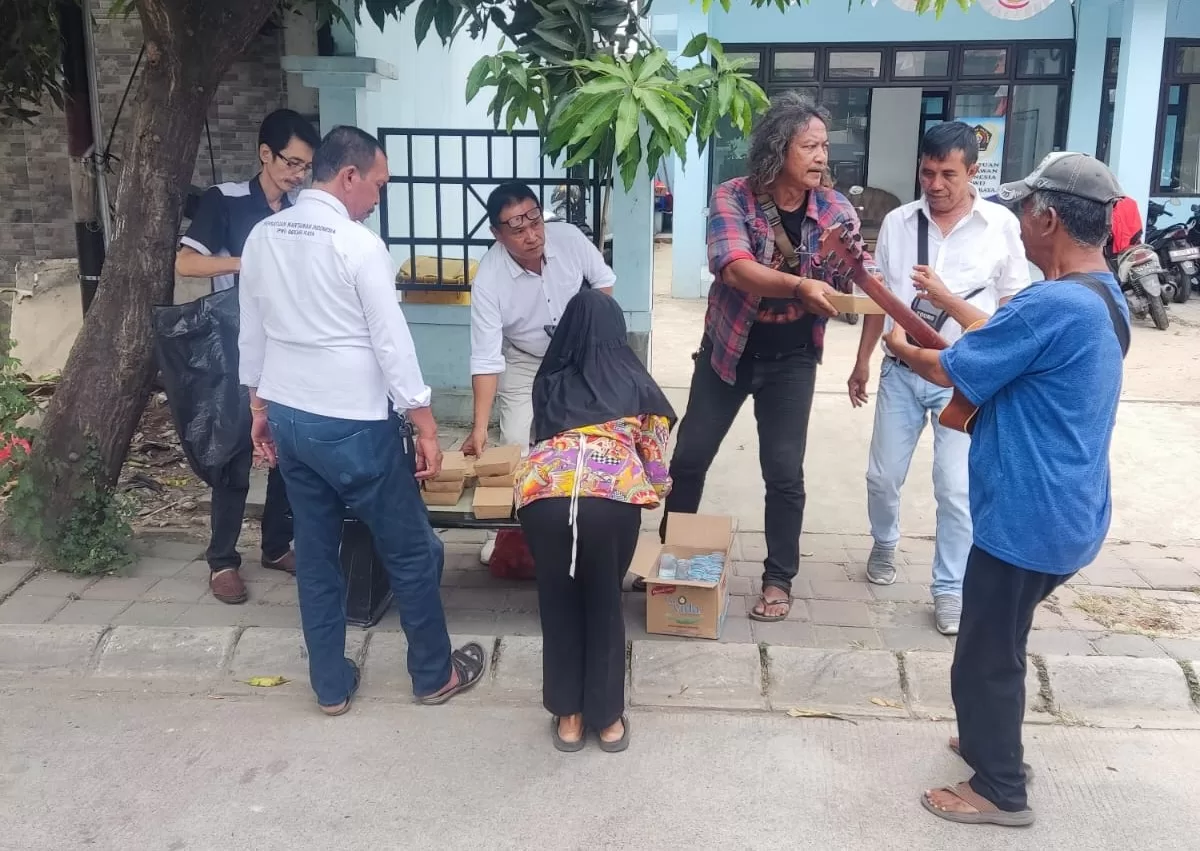 PWI Peduli Bekasi Raya saat membagikan Nasi Kotak kepada pengamen, dalam acara 'Jumat Berkah'
