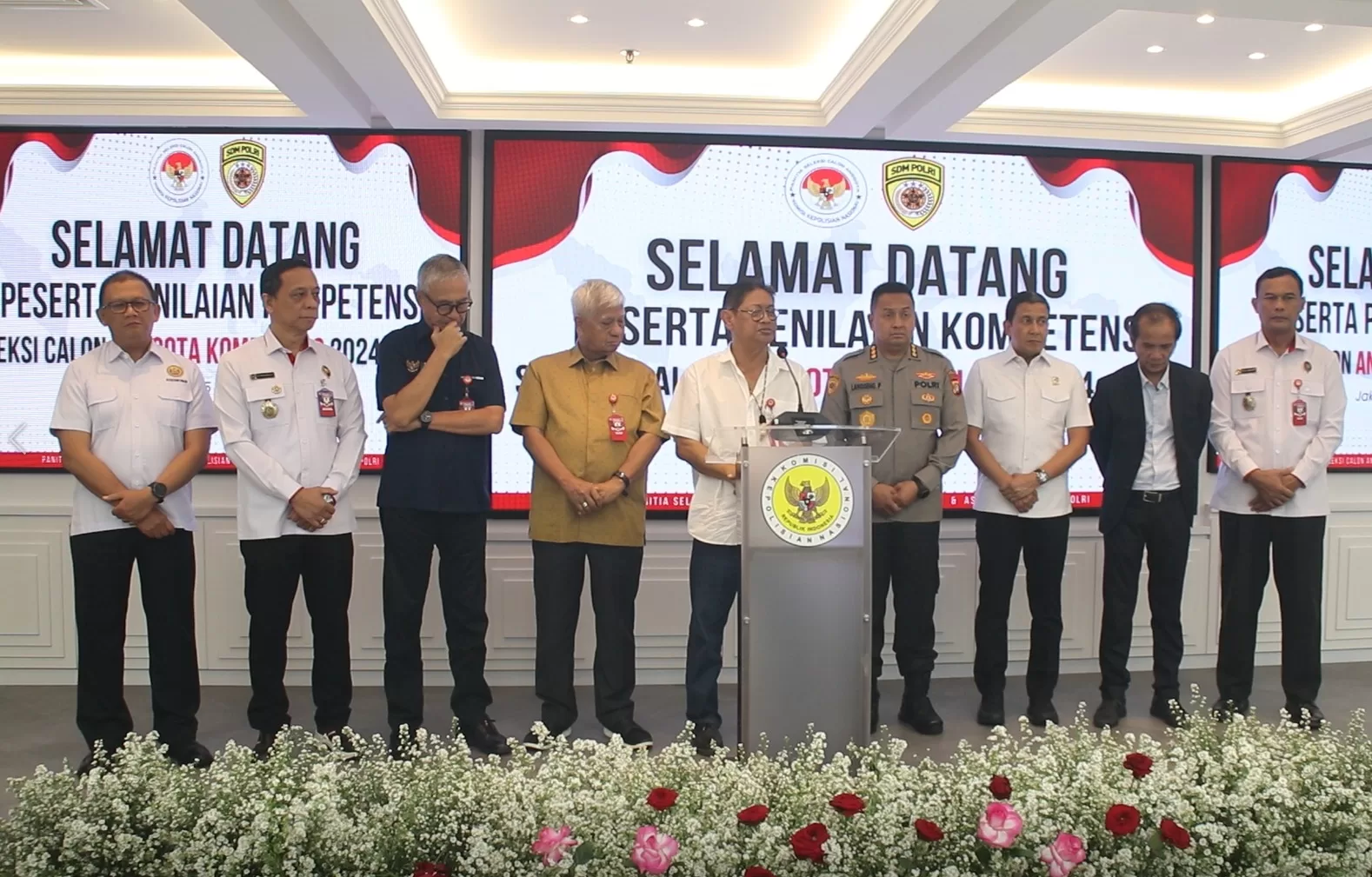 Ketua Panita Seleksi (Pansel) calon anggota Kompolnas, Hermawan Sulistyo, foto bersama.