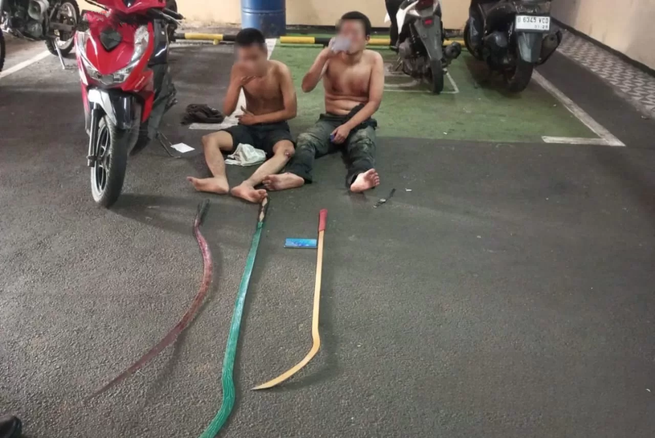 Remaja berikut barang bukti, saat diamankan di Mapolrestro Jaktim (hms for BacainD.com)