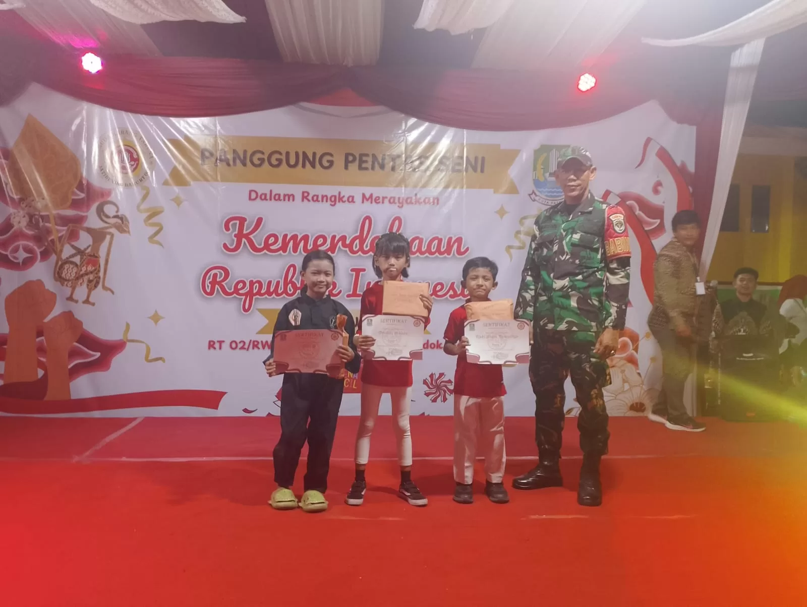 Babinsah Jatibening Baru saat memberikan hadiah. (Nikko)