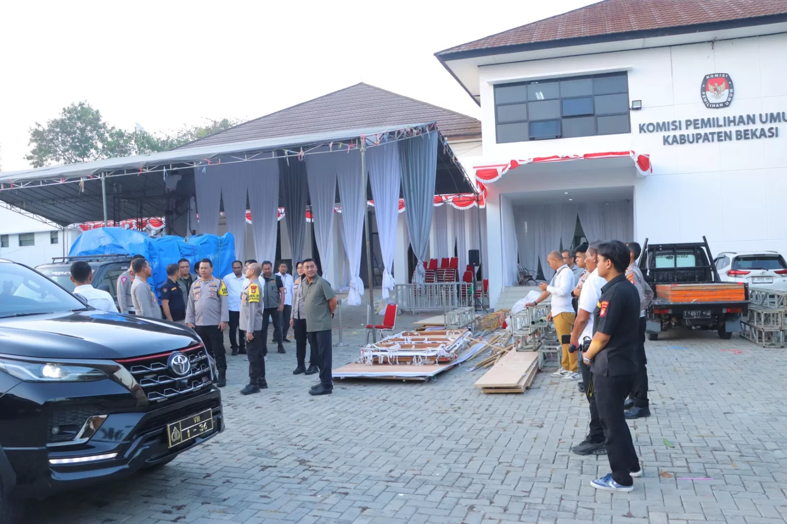 Kapolrestro Bekasi saat berkunjung ke Kantor KPU Kabupaten Bekasi. (Dok hms)