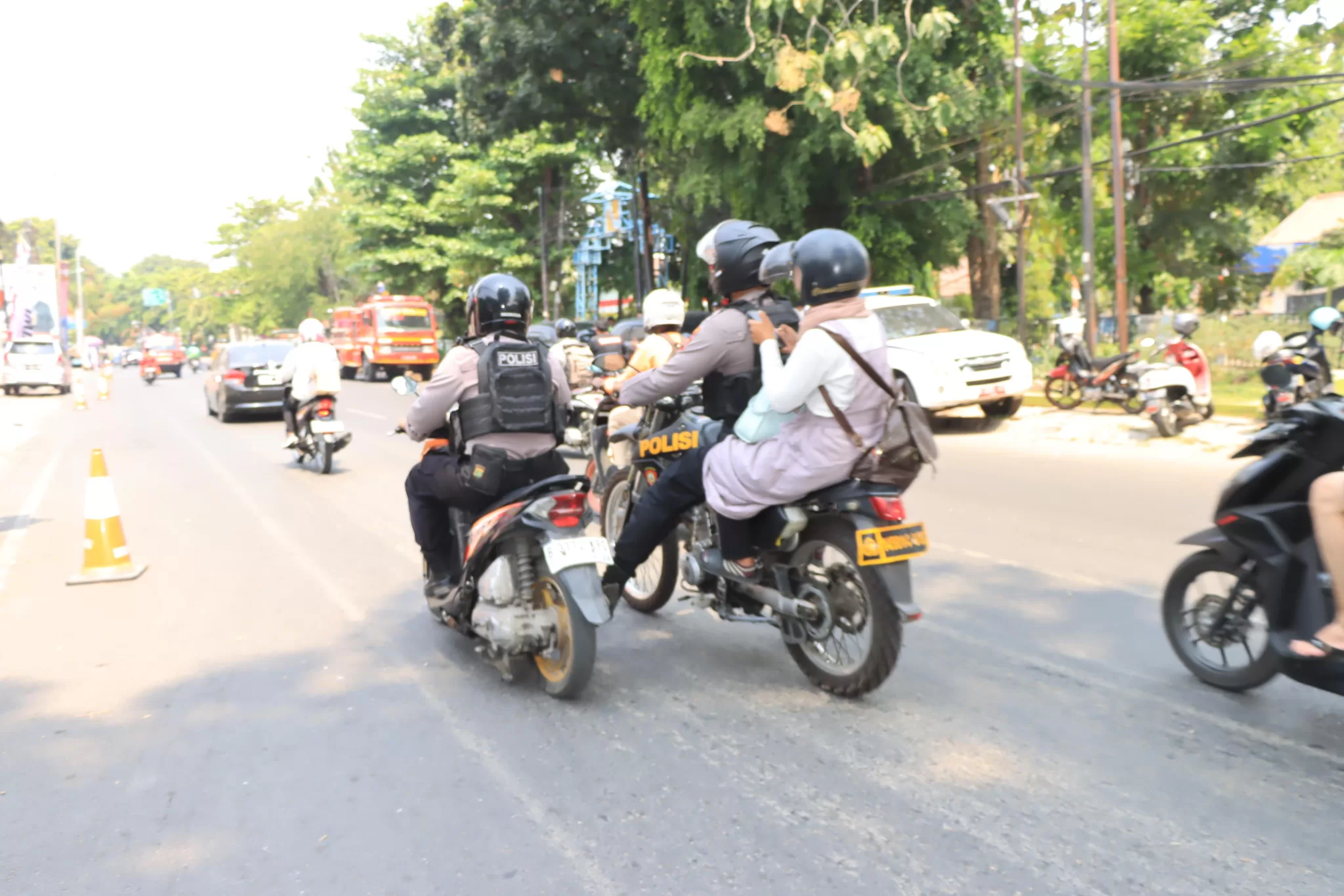 Aksi Heroik Polisi Dorong Motor Warga yang Mogok. (Ist)