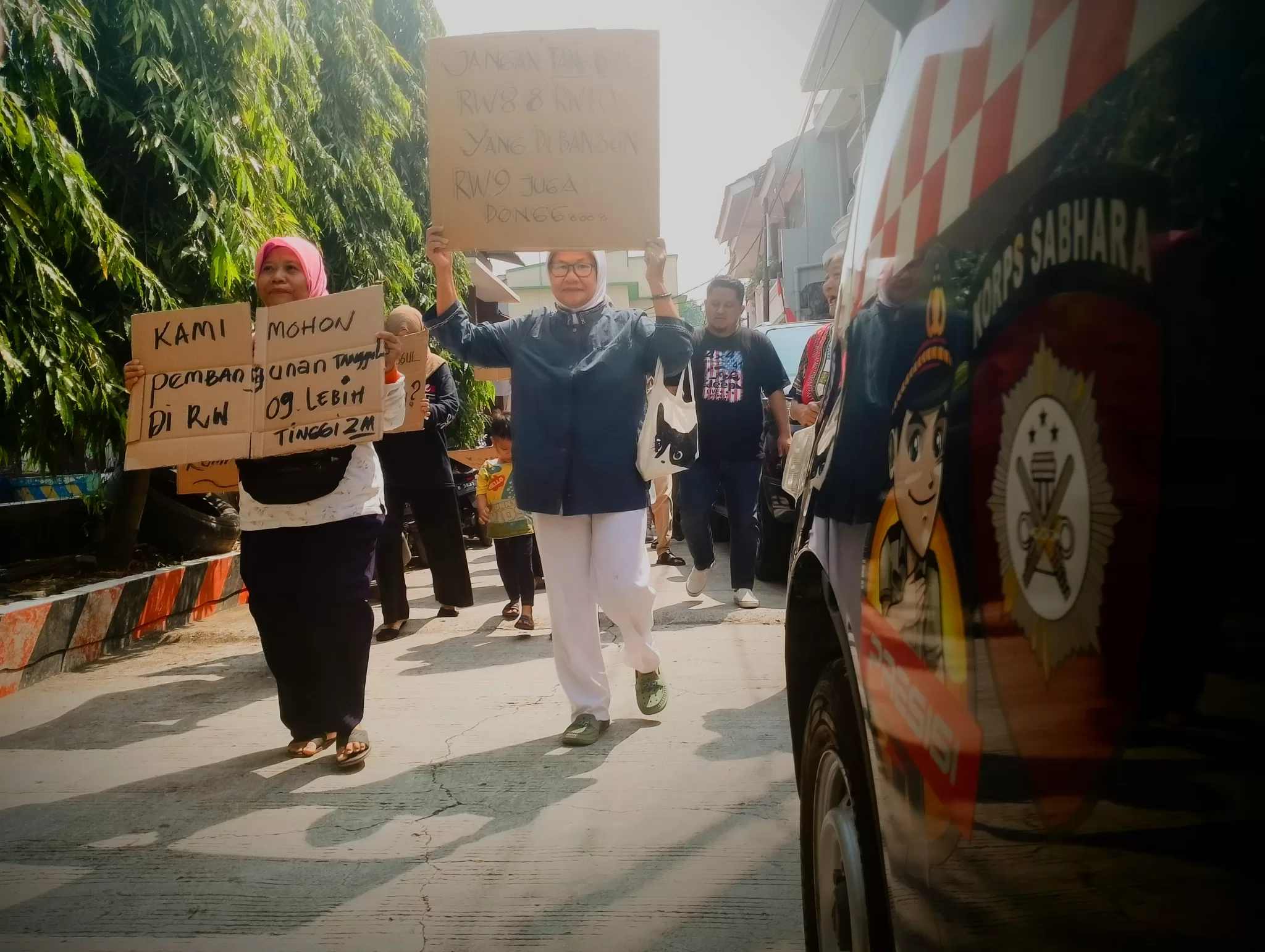 Bawa atribut, emak-emak perum PGP, Jatirasa, Jatiasih saat melakukan aksi damai. (Khf)