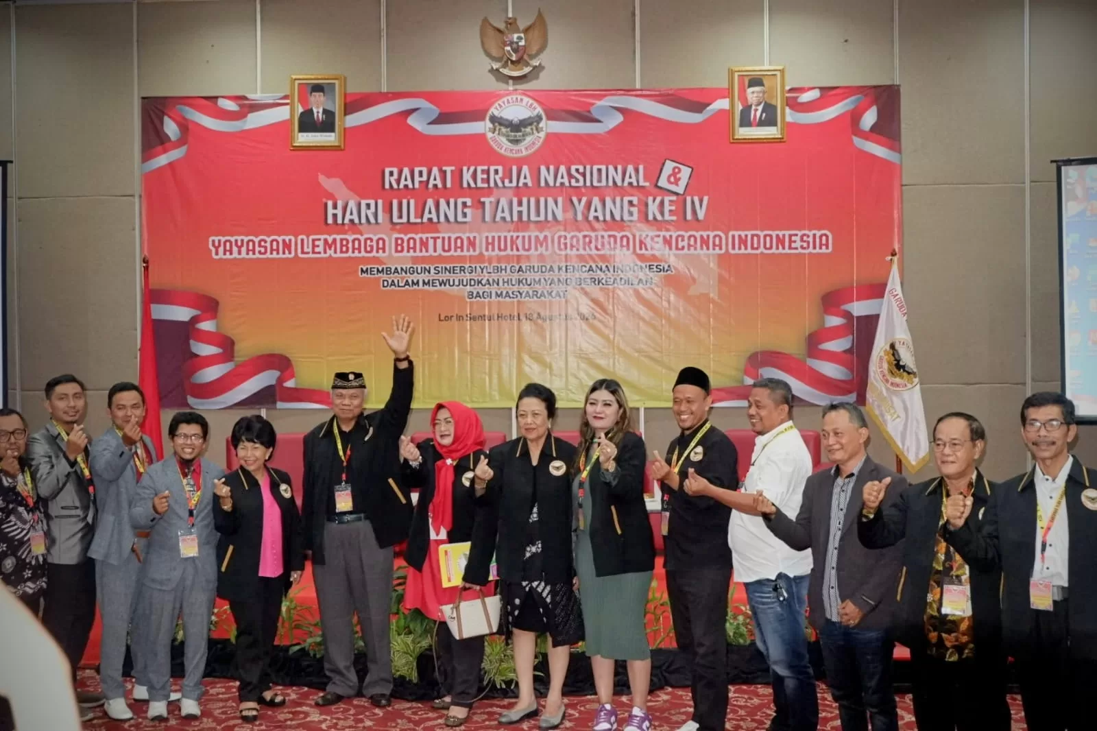Meriah, foto bersama para tamu undangan, di Rakernas dan HUT YLBH GKI Ke 4 di Sentul Bogor. (Dok. YLBH GKI)