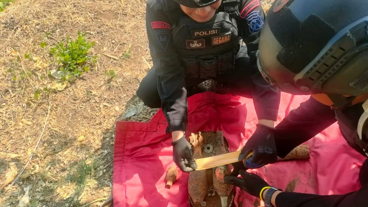 Tim Jibom Polda Jatim saat mengamankan Mortir dan Ranjau Darat di Puspo. (Hms for BacainD.com)