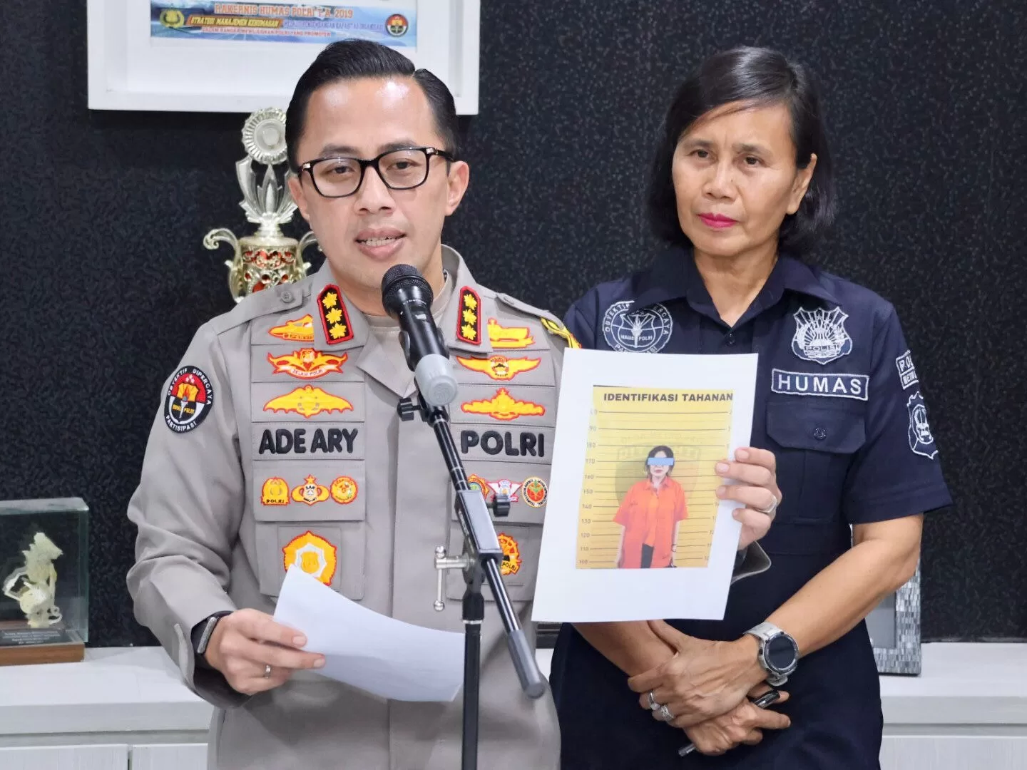 Kombes Pol Ade Ary Syam Indradi, saat menunjukkan foto tersangka. (Hms for BacainD.com)