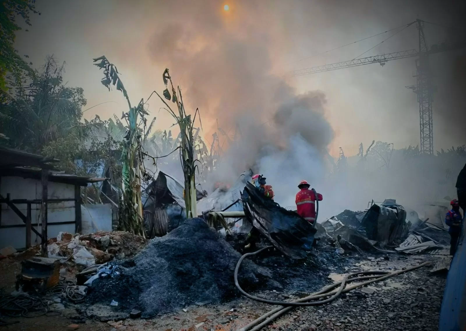 Petugas Disdamkar saat memadamkan api yang membakar tempat pengepul ronsok di Bekasi. (Nikko)