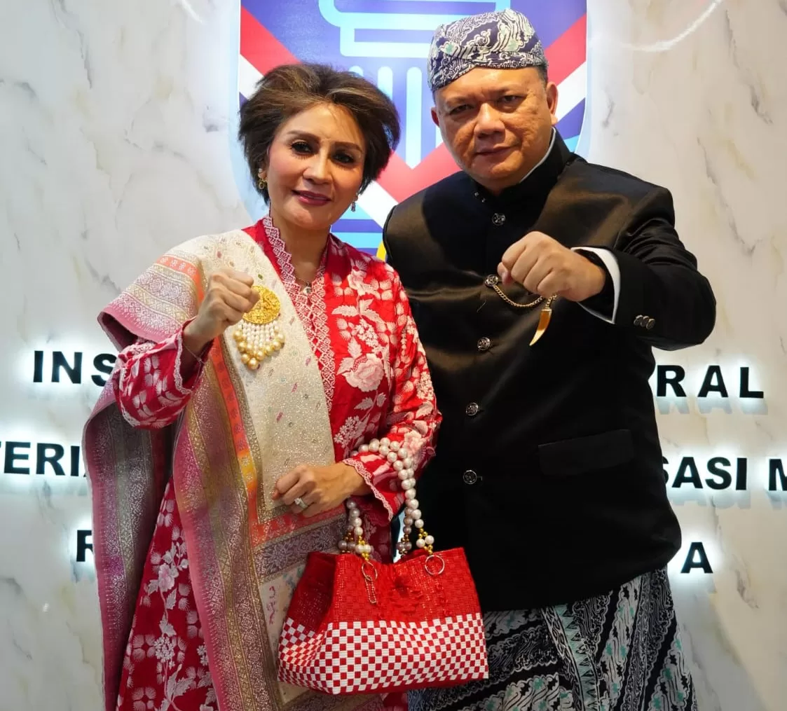 Ny. Anna Reynhard mendampingi sang suami Komjen. Reynhard Silitonga saat kenakan tas anyaman (HUMAS)