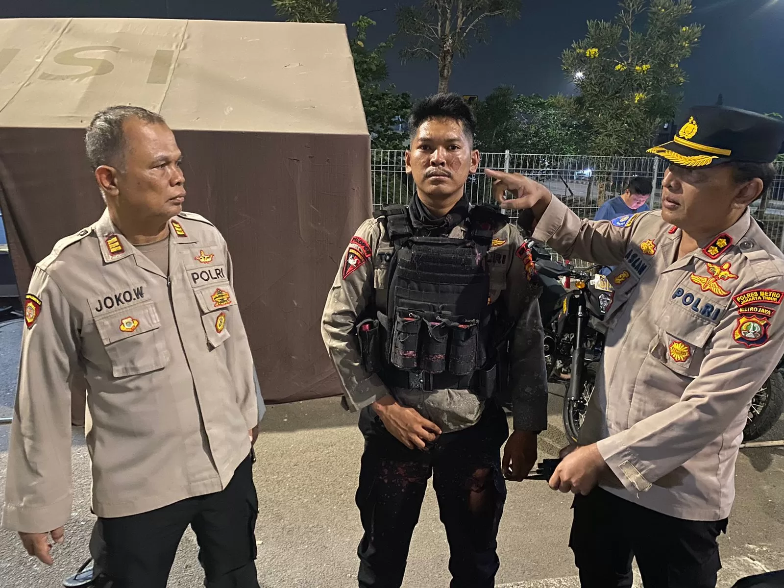 anggota Brimob (Tengah) yang menjadi korban penyiraman air keras. (Hms for BacainD.com)