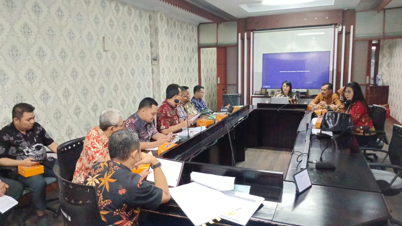 saat melaksanakan rapat evaluasi kinerja bulanan terkait Organisasi Perangkat Daerah (OPD) di Gedung DPRD Kota Bekasi. (Setwan for BacainD.com)