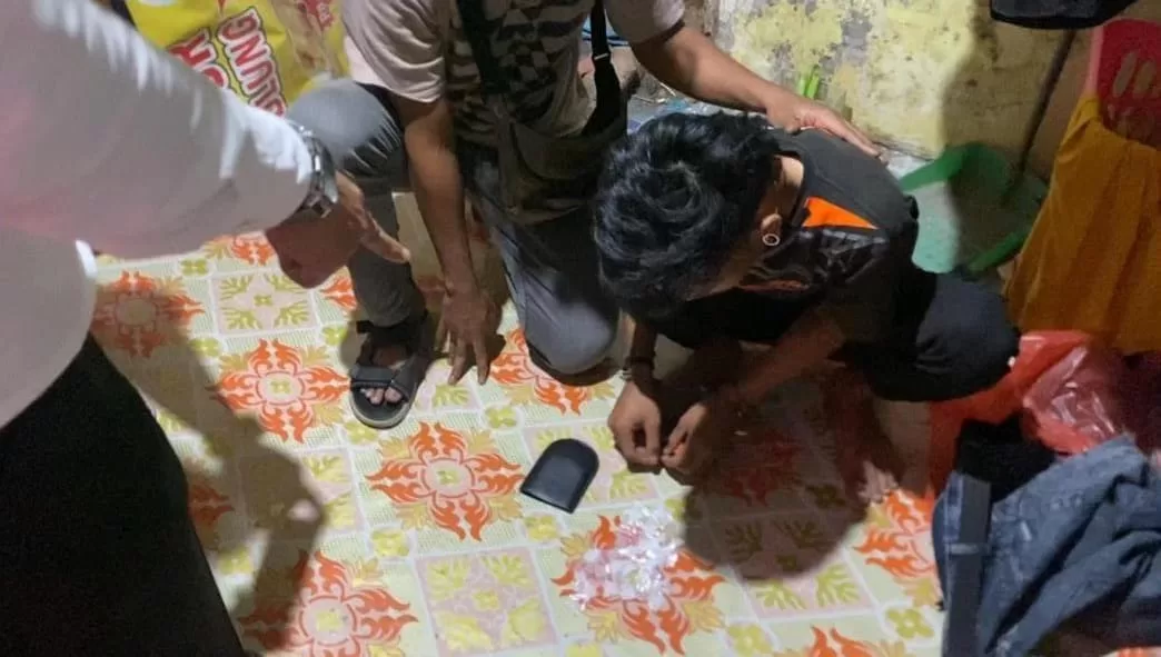 salah satu pelaku saat diamankan polisi beserta barang buktinya (humas for BacainD.com)