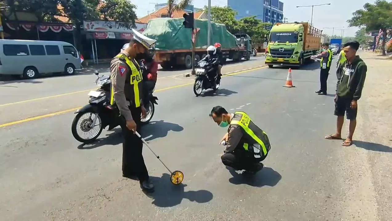 polisi saat melakukan olah TKP (BM)