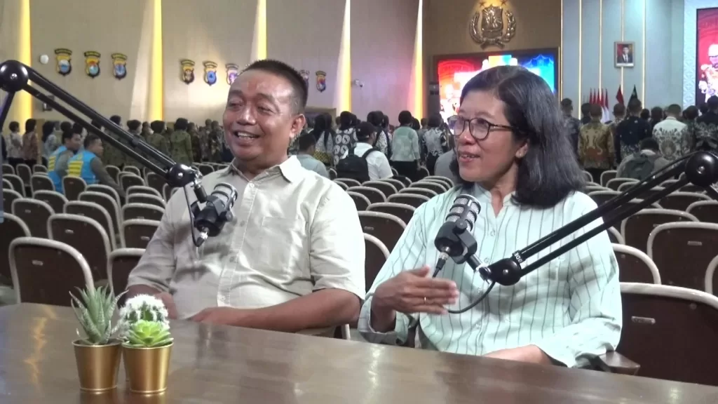 Sempat Ditanya Habis Berapa Miliar, Ini Cerita Regina Anak Tukang Warung Lolos Taruni Akpol 1 Podcast kedua orang tua Regina. (Ist)