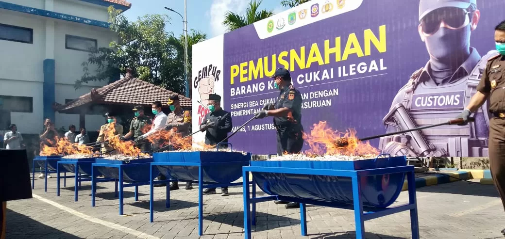 proses pembakaran rokok ilegal di kantor bea cukai (BM)